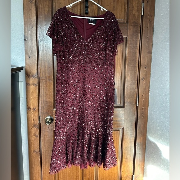 MAC DUGGAL Sequined V Neck Flutter Cap Sleeve Trumpet Gown - Picture 3 of 7